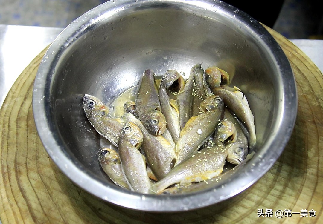 图片[4]-【焦烧小黄鱼】做法步骤图 鱼肉香酥味道鲜 连鱼骨都能嚼着吃-起舞食谱网