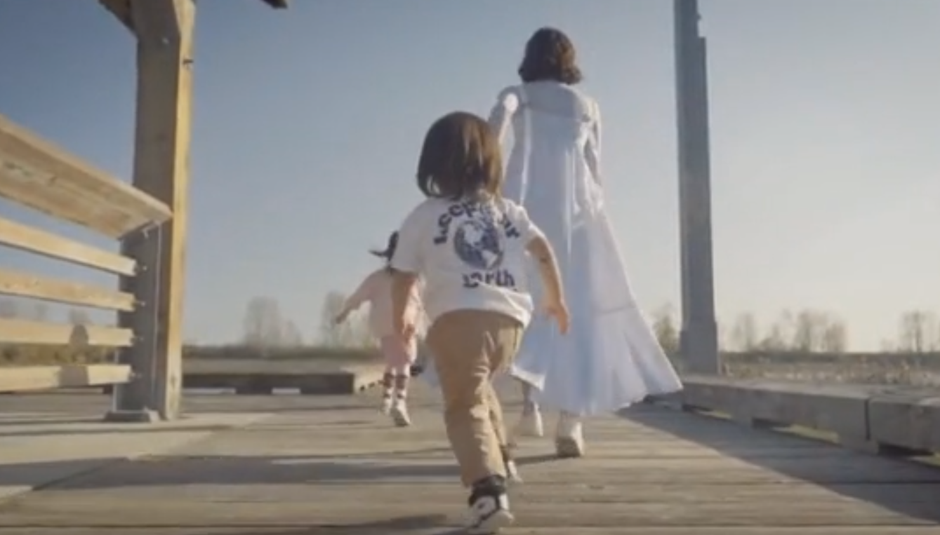 鍾嘉欣拍母親節MV，父母老公子女出鏡，三代同堂牽手散步溫馨感人