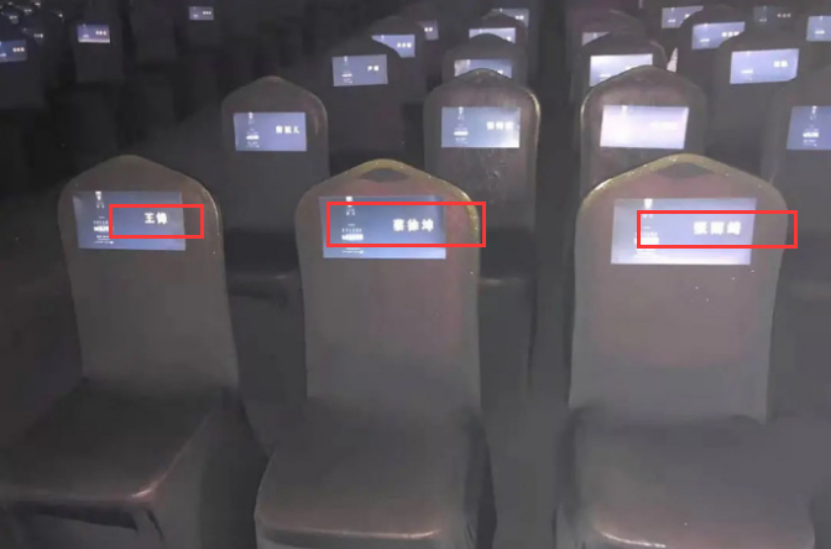 明星卖力博眼球，万茜赖红毯黄圣依抢坐首排，