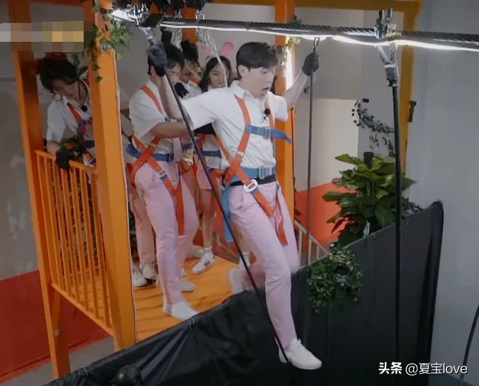 邓伦挑战高难度通道，吓得不敢往前走，谁注意到其他人的反应？