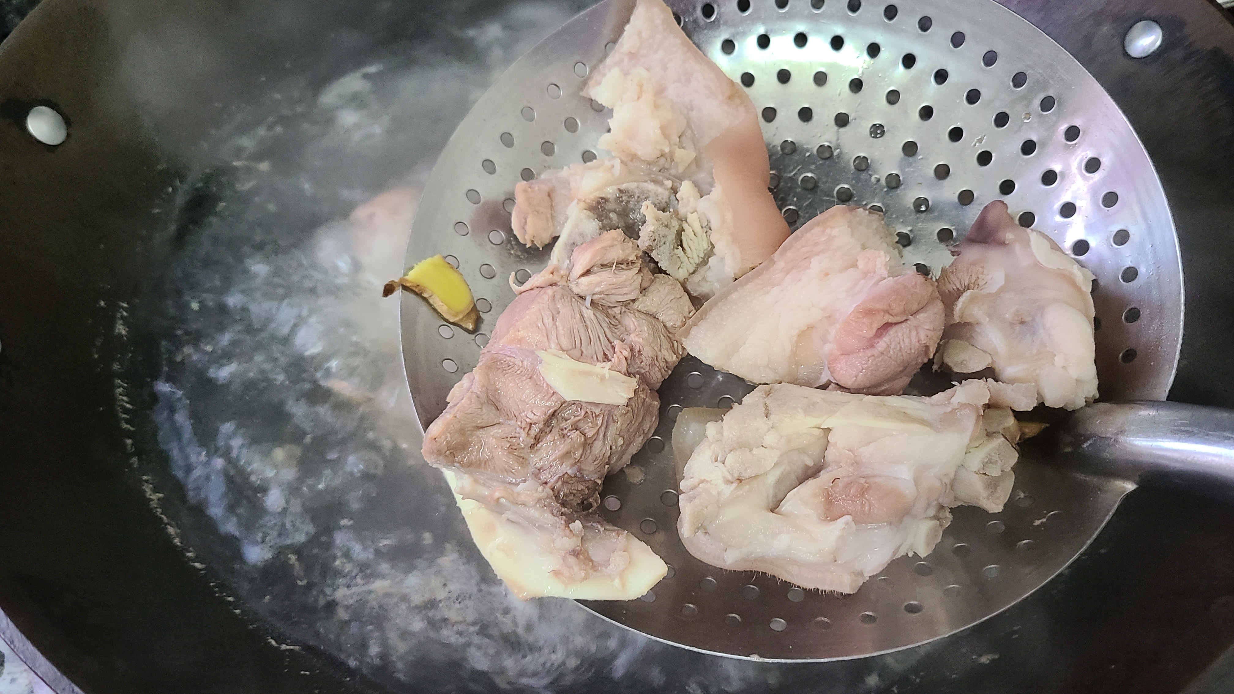 蒜香猪脚，简单好吃香味浓，这样的下饭菜，看着就嘴馋