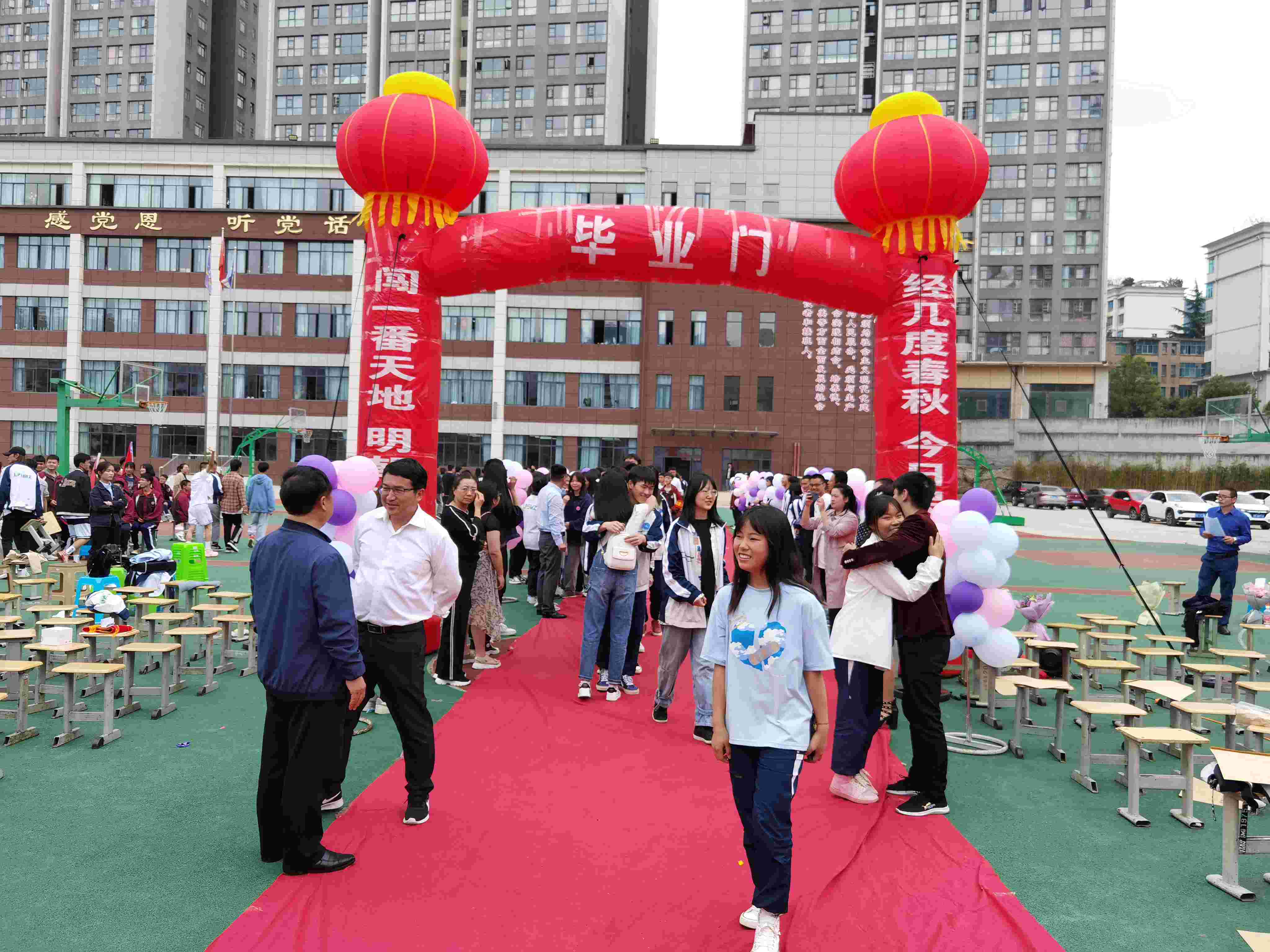 六盤水市民族中學舉行2021屆高三畢業(yè)典禮(圖2) 六盤水市民族中學舉行2021屆高三畢業(yè)典禮(圖2)