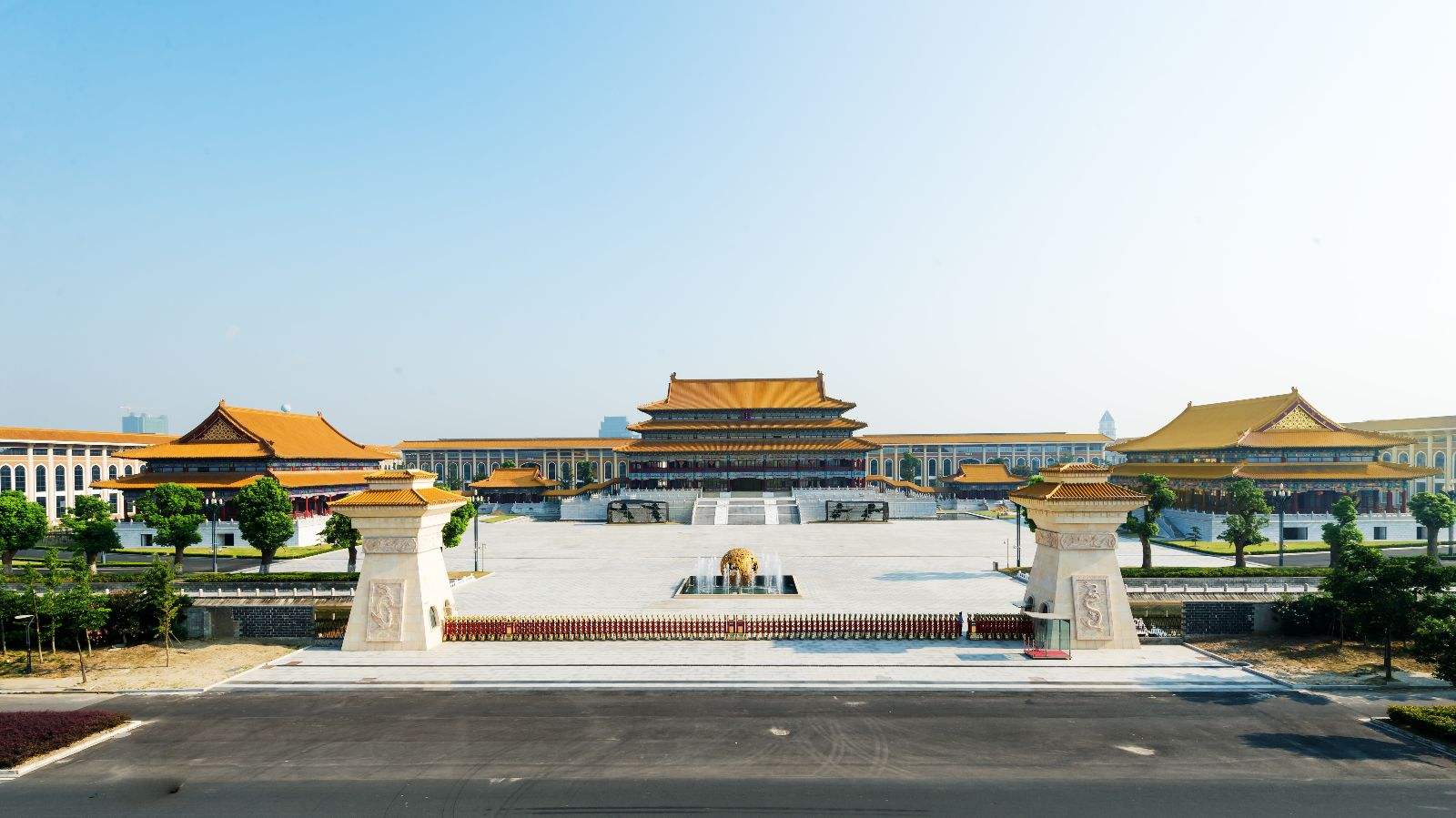 中国第一药企是哪家？老板靠卖板蓝根赚430亿，工厂建得像故宫