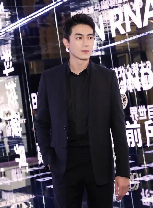 林更新新剧开拍，化身霸道总裁超有范，大长腿