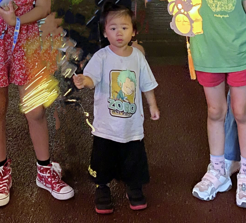 蔡少芬中秋晒全家福，穿古装跳舞鱼尾纹抢镜，服装被吐槽像丫鬟