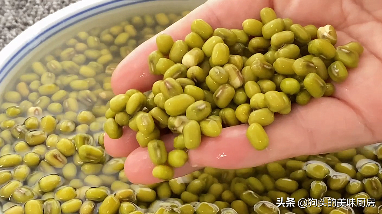 夏天多吃绿豆，教你一个做法，加2个鸡蛋进去，出锅香甜又暄软