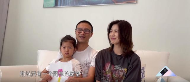 汪峰攜女兒素顏出鏡，醒醒看媽媽拍戲心疼哭，繼女囑咐媽媽多休息