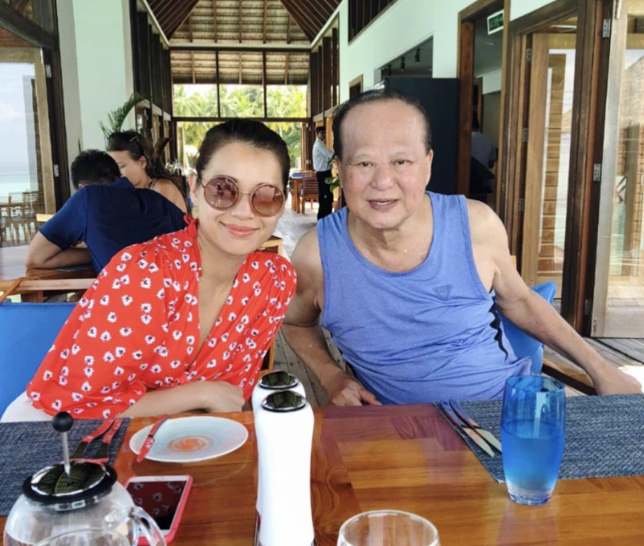 胡杏兒曬7個月孕肚，穿蕾絲裙大肚如羅，四肢纖細不像三胎媽媽
