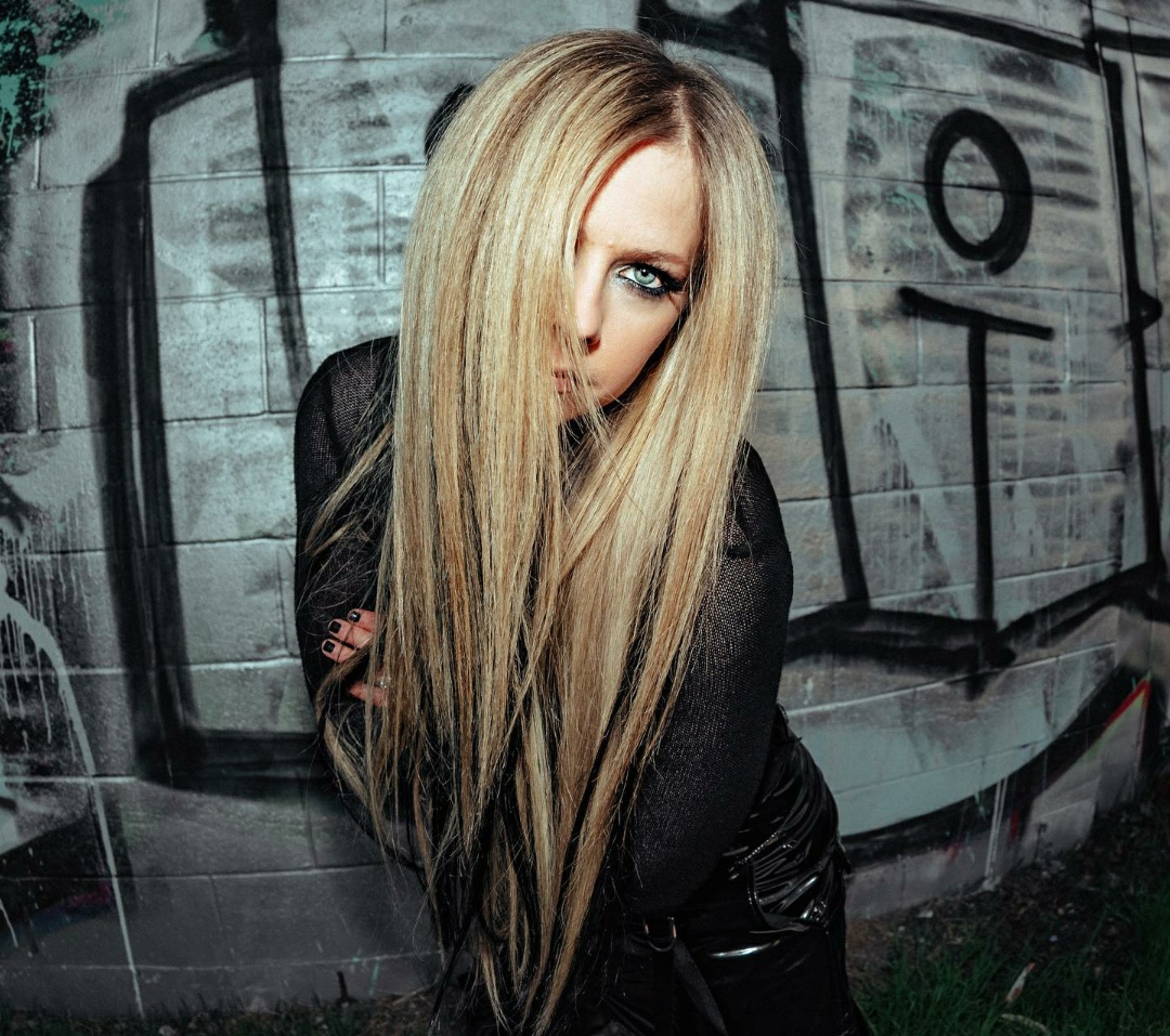 36岁艾薇儿近照曝光，烟熏妆难掩老态，因患怪病多次被传去世