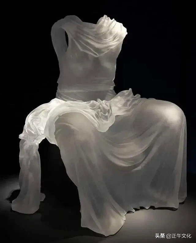 盐设计 · 为展现女人最美的时刻，她用500磅玻璃做成婚纱