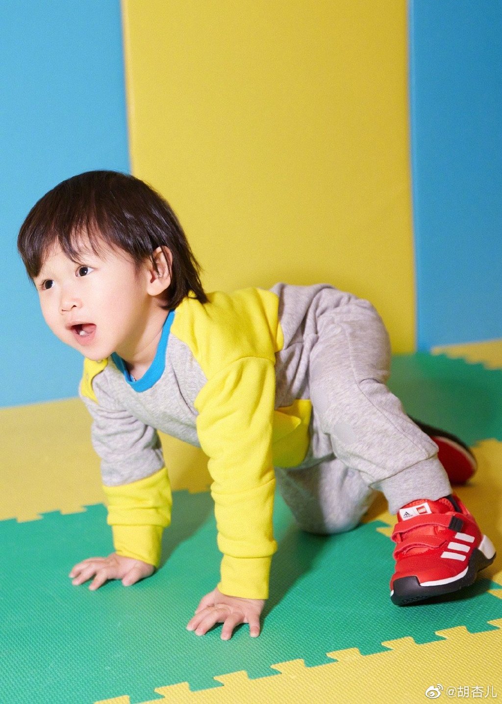 胡杏儿带小儿子玩游乐场，1岁半李奕霖痞帅大气，比哥哥有明星相