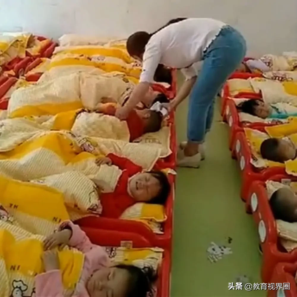 幼儿园的教师到底有多累？在编幼师：幼师有风险，入行需谨慎！