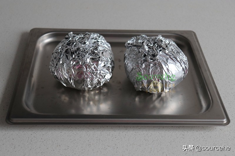 南瓜新吃法，不炒也不蒸，烤一烤，软糯香甜，连南瓜皮都粉香好吃