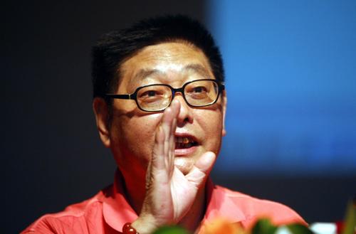 从厂工到亿万富翁，杨百万名利双收，如何诓骗数万股民倾家荡产？