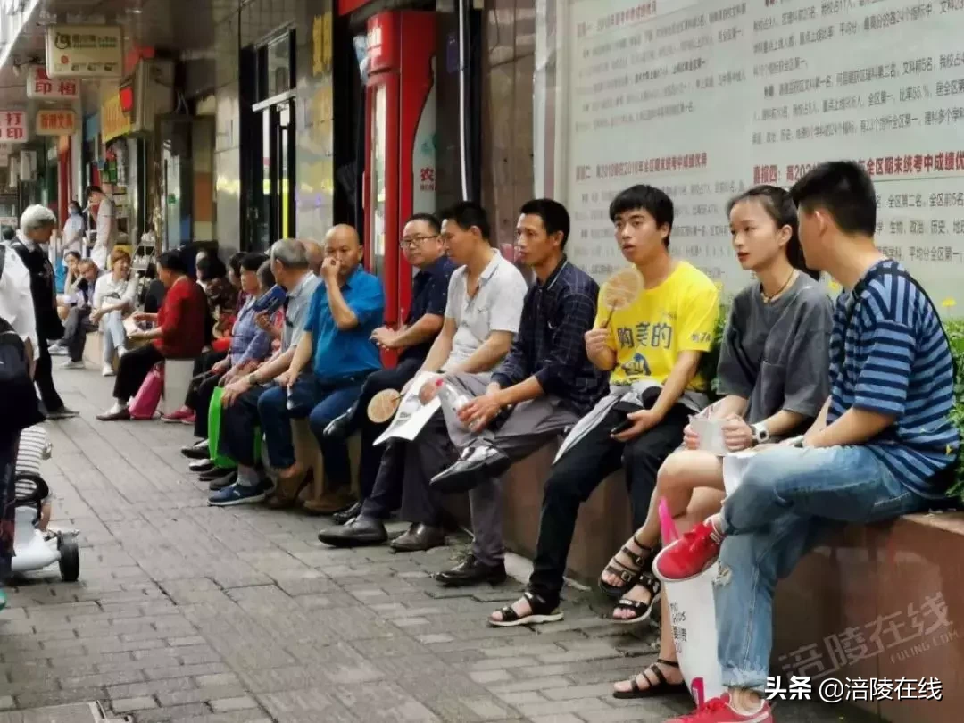 直击涪陵高考最后一科现场,当年你们考完,走出考场是什么感觉?