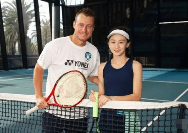 田亮一家在商场被偶遇，森碟个头高略微驼背，小亮仔爱吃糖豆