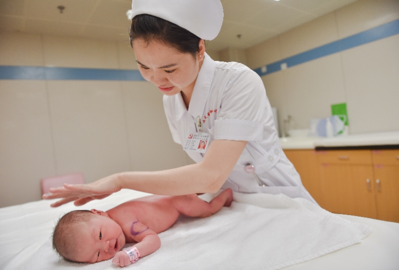 给隔代照料小孩的（外）祖父母发津贴，将入托率提升十倍……两会上这些鼓励生育的利好提案你赞同吗