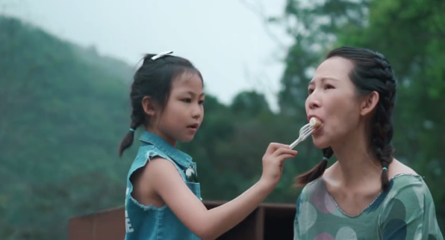 蔡少芬一家五口踏青烧烤，夫妻恩爱互喂，半岁