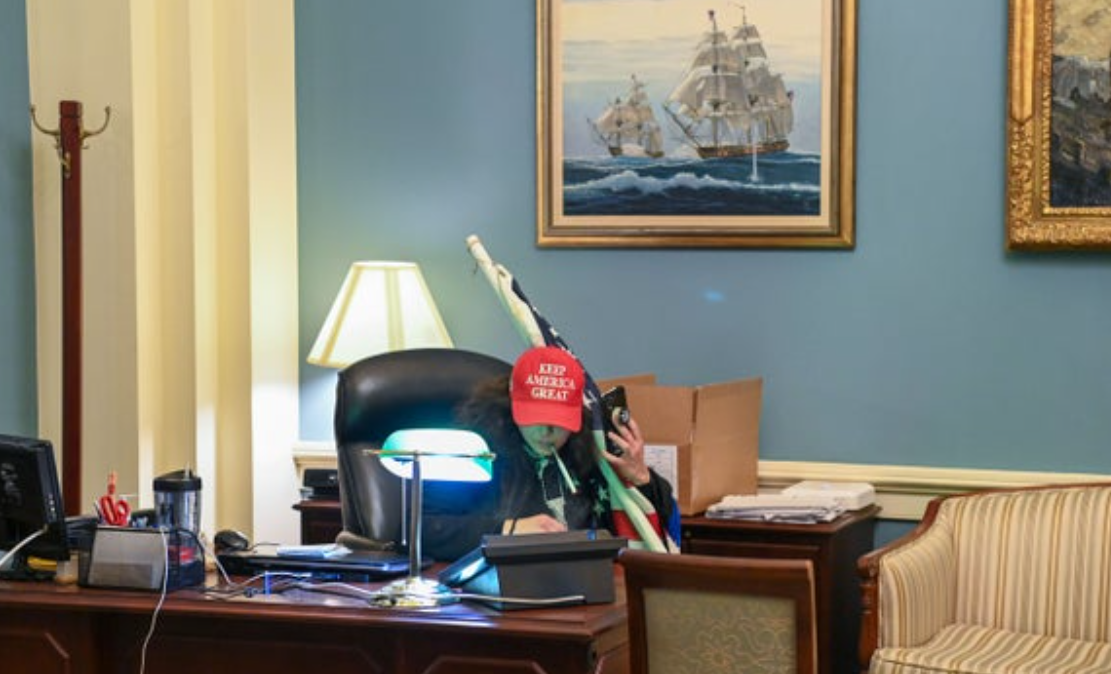 佩洛西叨叨的美麗風景線，終於在自己的辦公室上演