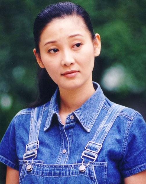 冯小刚：抛弃结婚15年的原配，40岁娶小10岁徐帆