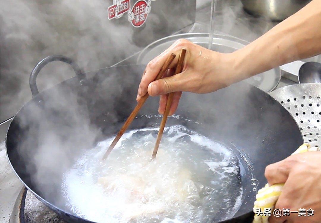 大廚做正宗豫菜“河南條子肉”,出鍋飄香四溢,肥而不膩又入味