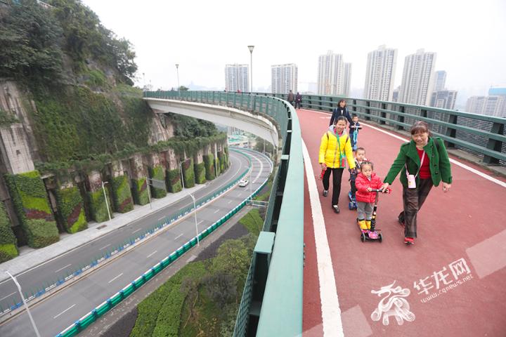 昔日杂草丛生如今美如画卷 看山城坡坎崖如何“挂毯”变身