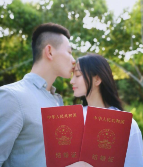 Zhang Xin grants farm big bumper harvest, bask in husband perspective beauty to illuminate, wearing air of the simple and bare-handed ground connection that pick food