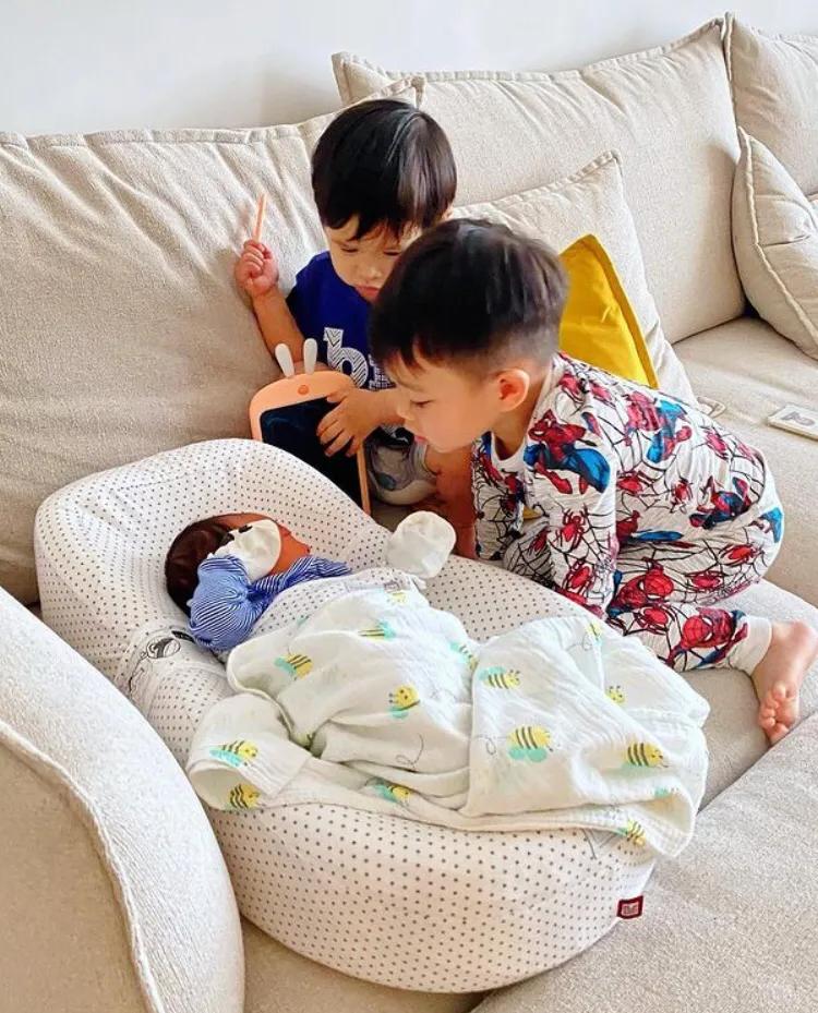 胡杏兒曬全家福慶三胎兒子滿月，一家五口同框畫面溫馨幸福