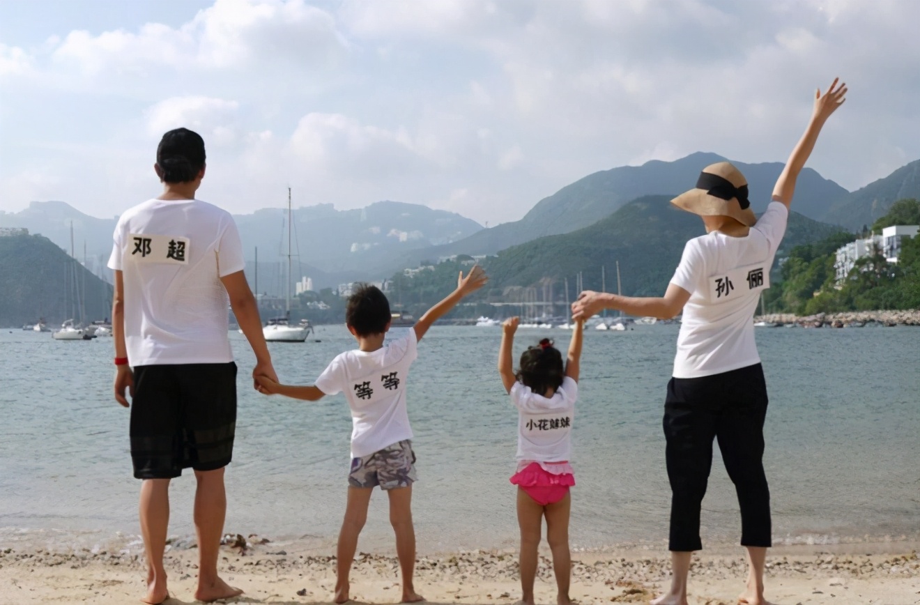 邓超夫妇携子女摘草莓，孙俪穿全绿造型减龄，