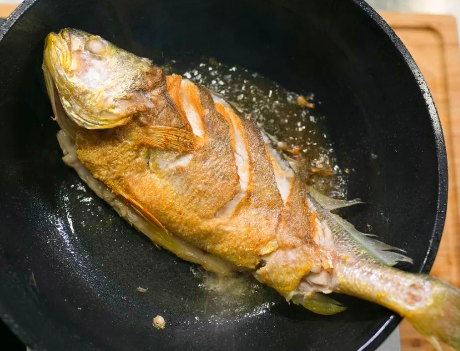 图片[5]-煎鱼怎样做不粘锅？不抹食盐不裹淀粉 只需1招 不破皮更鲜美-起舞食谱网