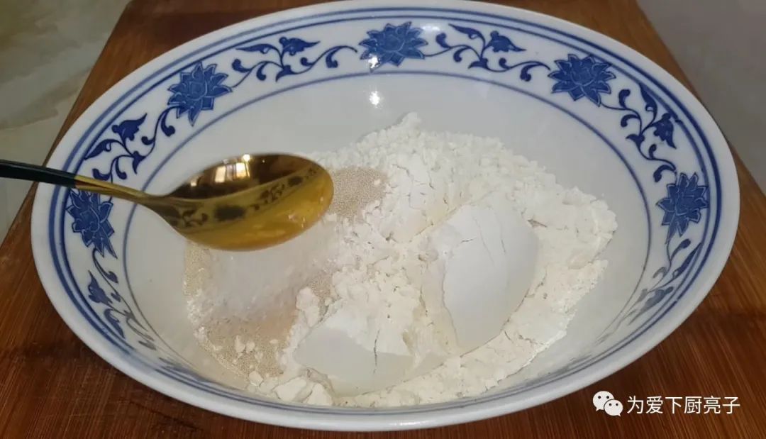 2个鸡蛋，半斤面粉，不蒸馒头不烙饼，酥到掉渣，看着就流口水了