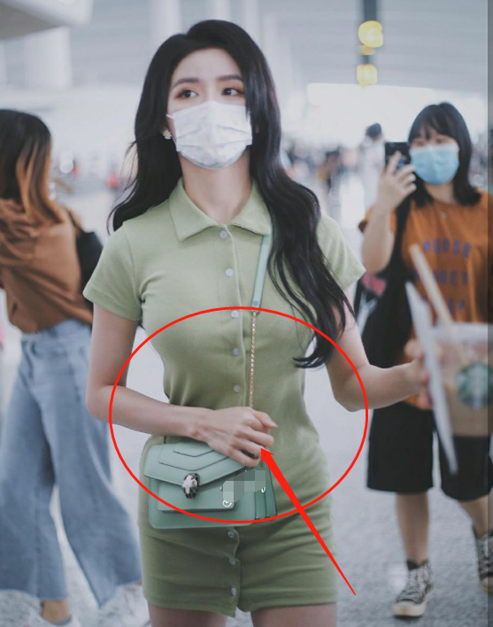蔡卓宜穿牛油果短裙，谁注意到她的“沙漏腰”？身材丝毫不输吉娜