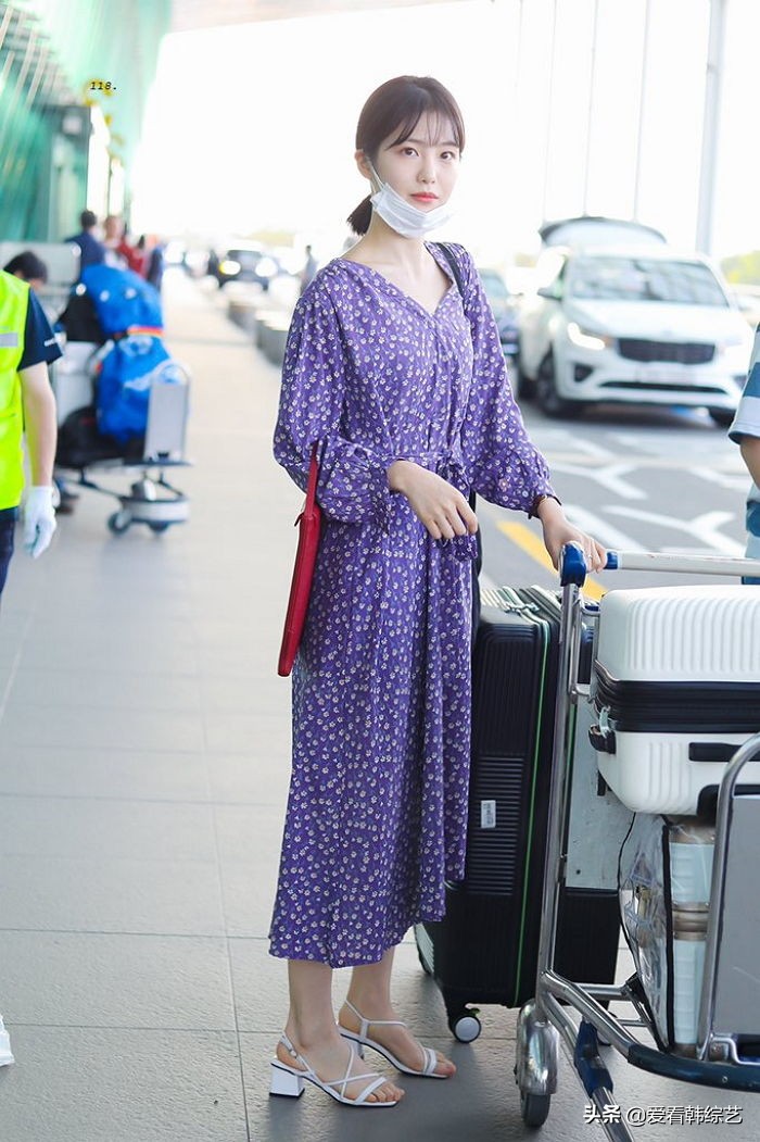 申艺恩身穿华丽连衣裙，展示少女般的气质，向