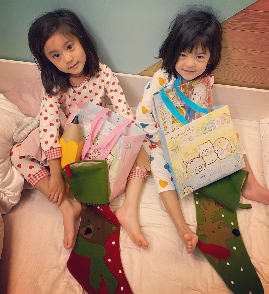 贾静雯圣诞节晒照，咘咘收获礼物造型甜美，波妞虎牙抢镜像小恶魔