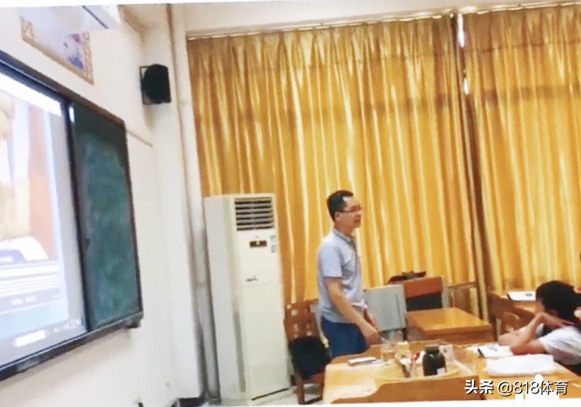 笑喷！全红婵上文化课被老师安排坐第一排，左手托腮神游太空