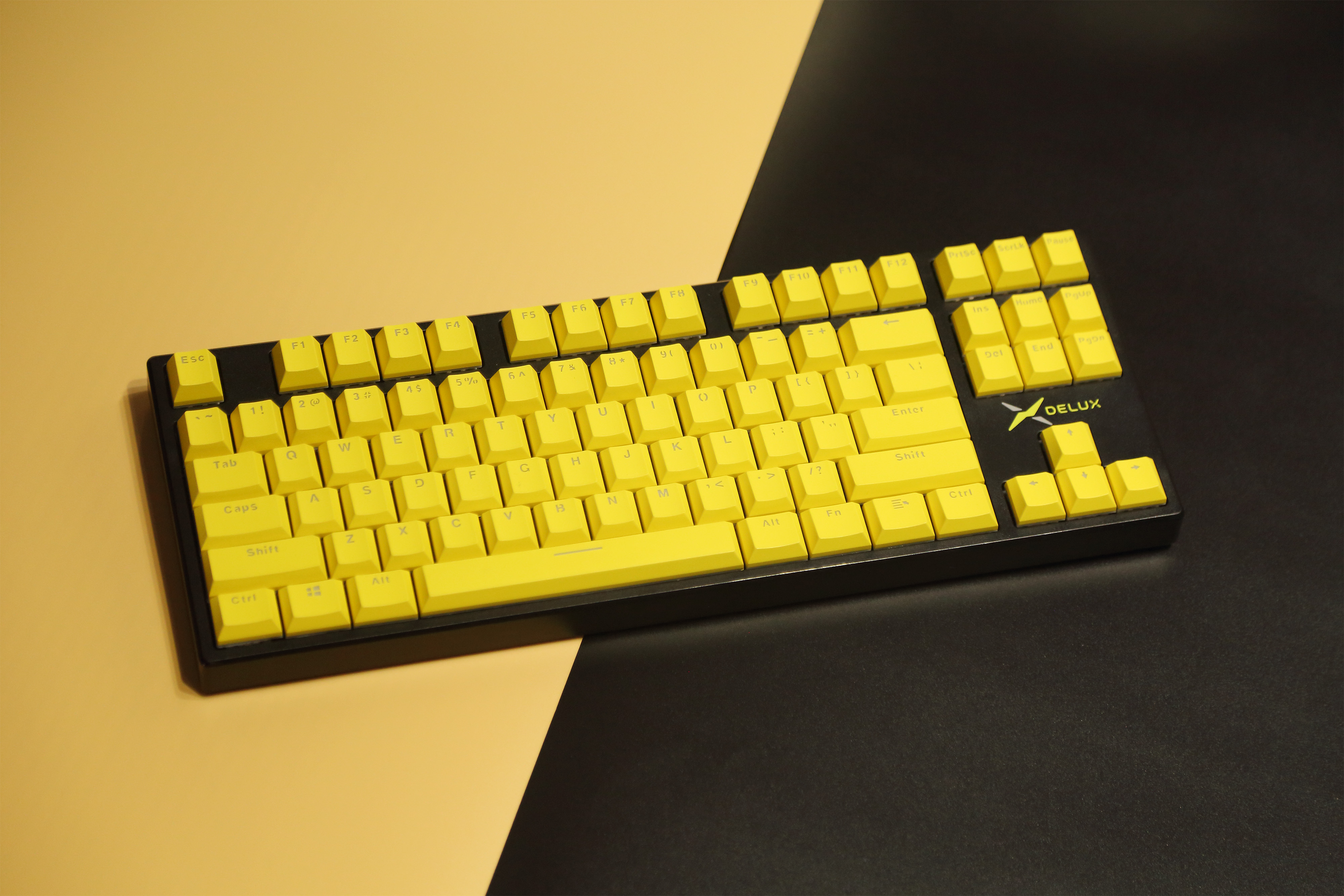 DELUX多彩KM13機械鍵盤，黑的白的粉的黃的帶走你想要的