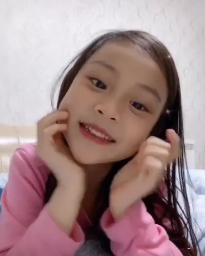 李小璐带女儿拍视频，自己打扮像十八，甜馨的