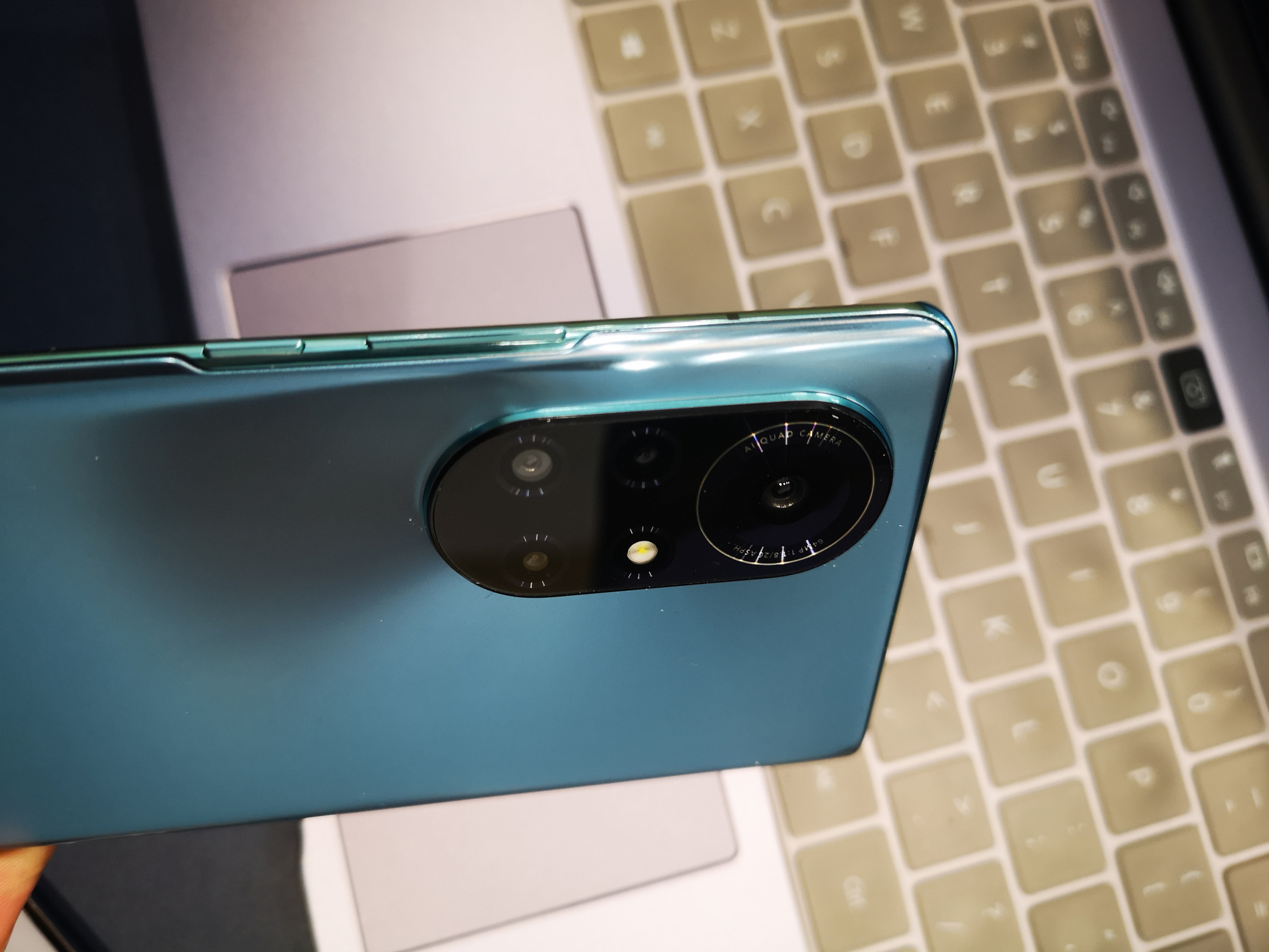 华为nova8、8pro：变化太大回归麒麟，曲面屏120H