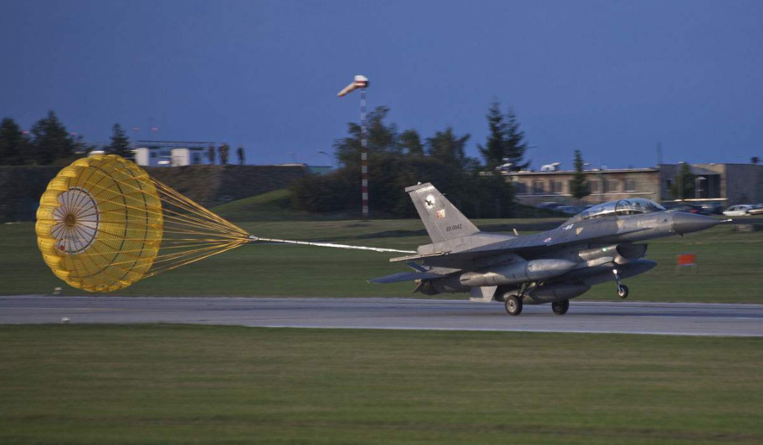 Why does the J20 use a deceleration parachute, but the US F22 does