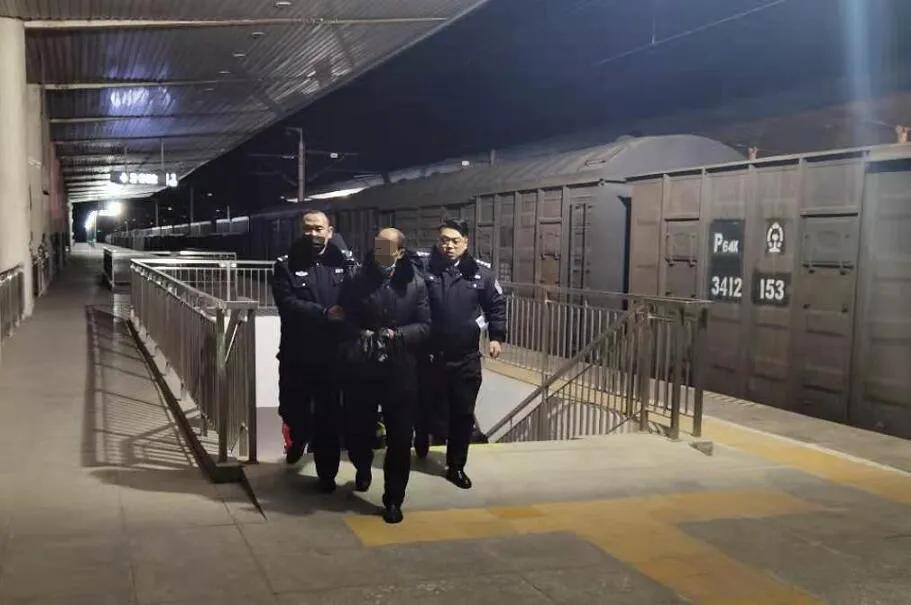米脂法院：冬夜联合执行将“老赖”堵在火车上
