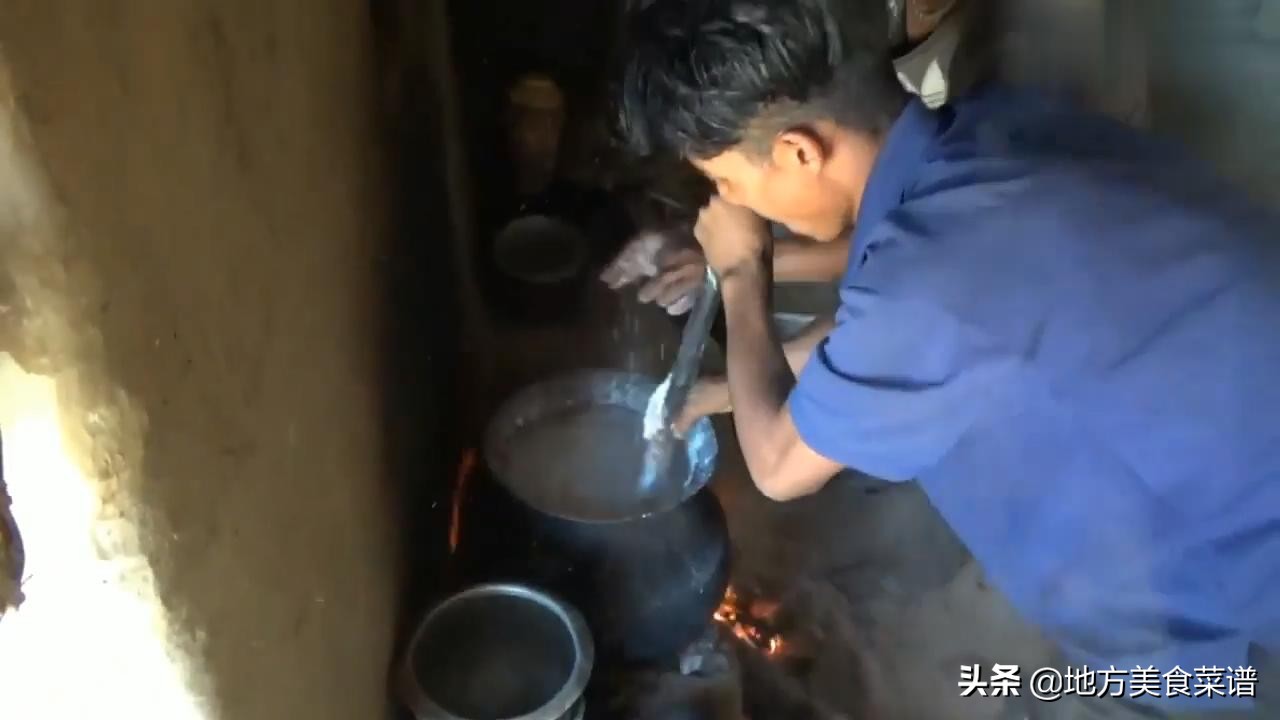 尼泊尔山区穷人家吃酒席，玉米糊配咖喱羊肉，