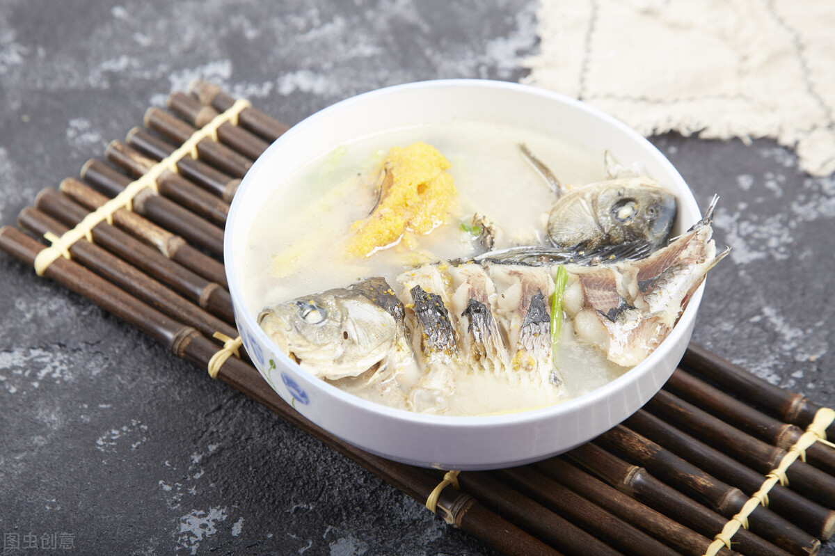 燉魚湯時，別直接下鍋，多加1步，魚湯香醇奶白還沒有腥味