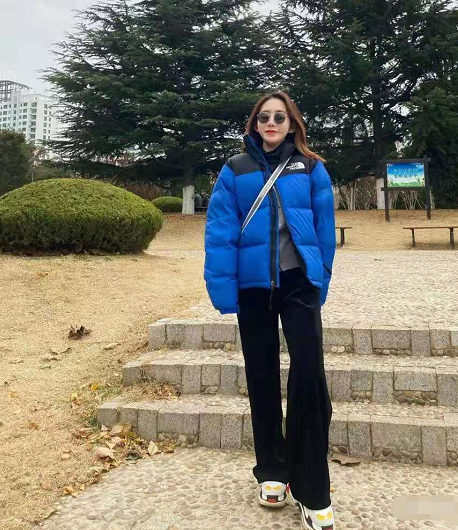 宝石蓝羽绒服配针织衫,看不出真实年纪-热点指南