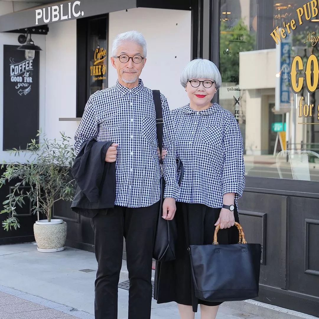 六旬老夫妻結婚39年，天天情侶裝：這把陳年狗糧，我吃還不行麼！