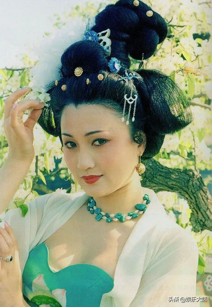 人均一字眉加披發(fā)的影視圈，或許?早就忘記了美人在骨不?在皮吧