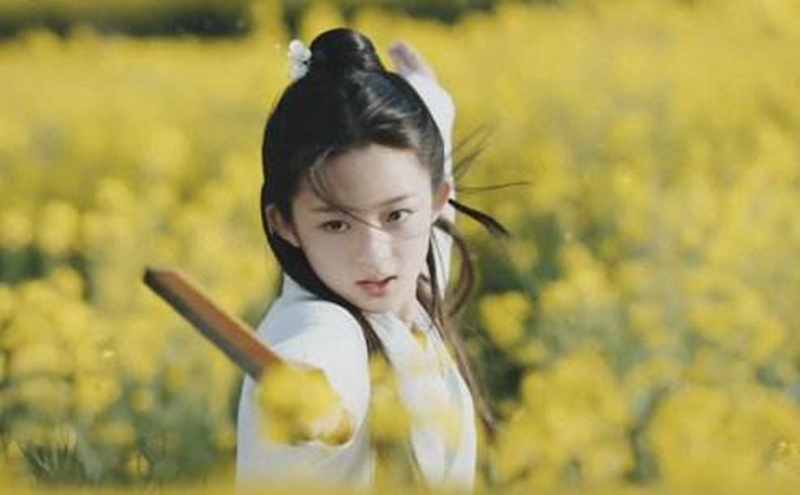 又一位童星被“催熟”？还没小学毕业就签约，