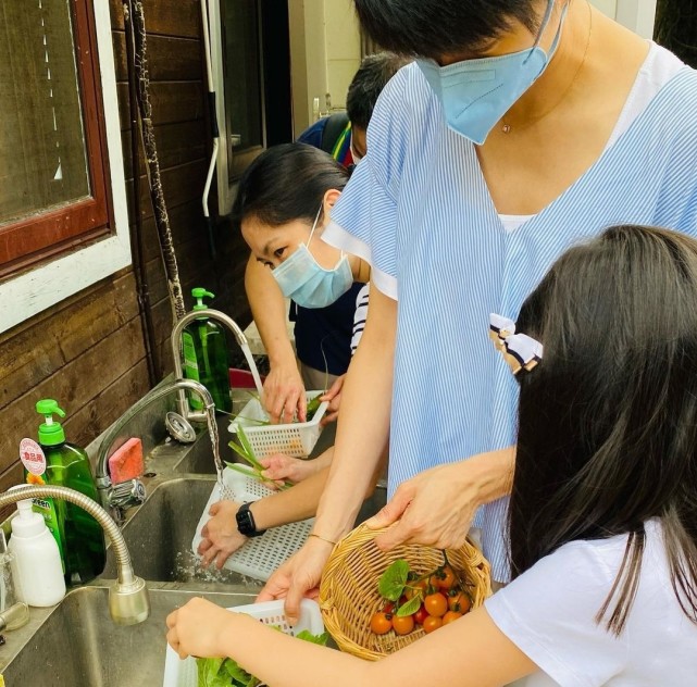 梁咏琪女儿幼儿园毕业，和同学郊游身高优越，弹唱妈妈的歌超治愈