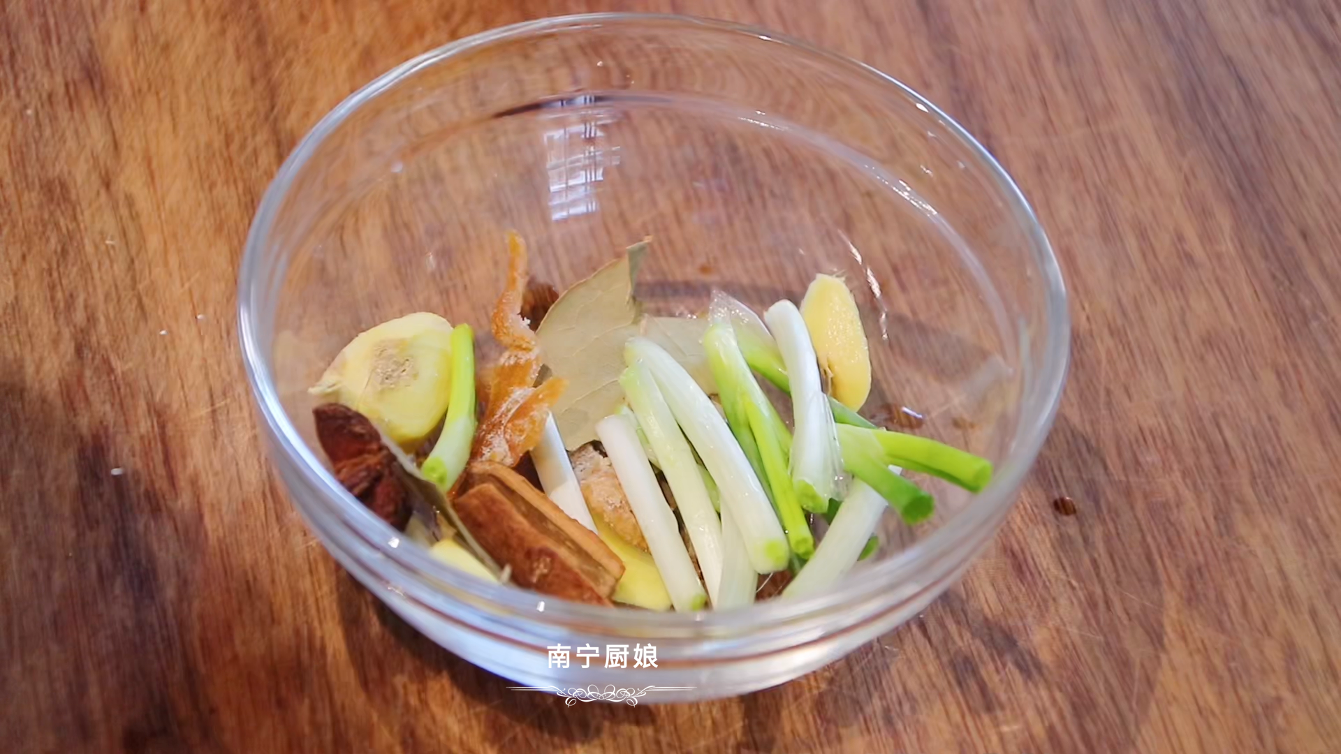排骨别只会煲汤了，教你开胃解腻新吃法，上桌家人抢着吃，快试试
