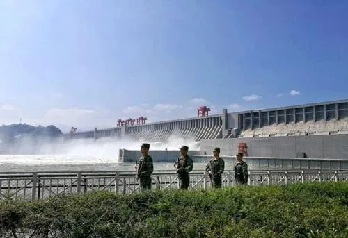 护卫三峡水库的警卫部队照，地面武警持枪巡逻
