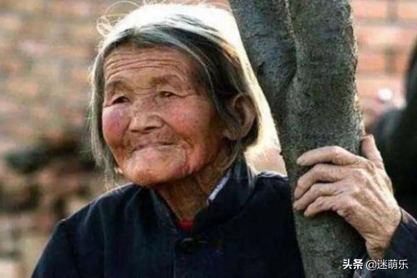 抗战老兵瞒着母亲参军，再见时，他86岁母亲106岁，场面感天动地